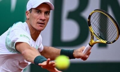 Facundo Bagnis y Román Andrés Burruchaga avanzaron hoy a los cuartos de final del Challenger de tenis de Sao Leopoldo, en Brasil, al superar al jugador local Gustavo Heide y el porteño Facundo Díaz Acosta, respectivamente; mientras que su compatriota Mariano Navone quedó eliminado.