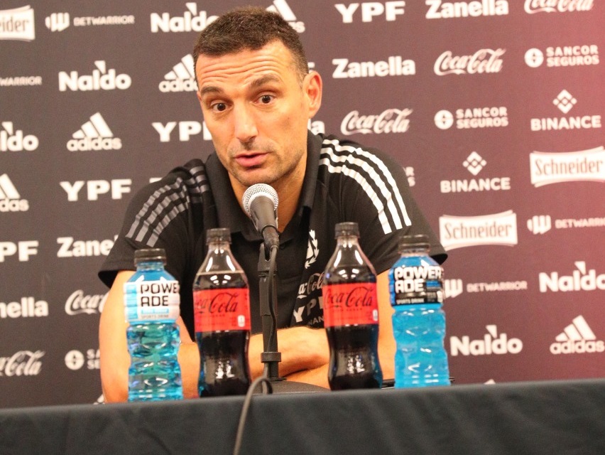 El entrenador del seleccionado argentino, Lionel Scaloni recortó a 32 integrantes la lista previa que terminará el lunes 14 en la definitiva de 26 componentes que afrontarán el Mundial de Qatar en la previa del viaje a Doha que emprendían esta medianoche junto al resto del cuerpo técnico, el presidente de AFA, Claudio Tapia y el arquero riverplatense Franco Armani, que así dio otro paso para estar en la nómina final.