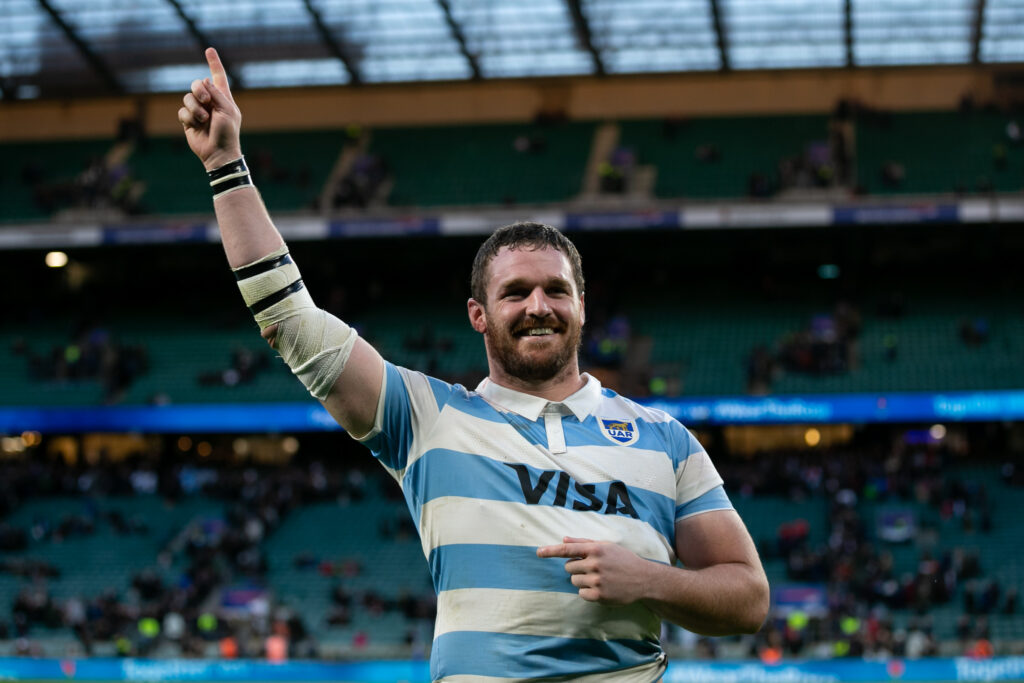 El seleccionado argentino de rugby, Los Pumas, ascendió hoy del octavo al sexto puesto en el escalafón mundial que elabora la World Rugby, tras vencer de visitante a Inglaterra por segunda vez en la historia, al imponerse por 30-29 en el estadio de Twickenham, en Londres.