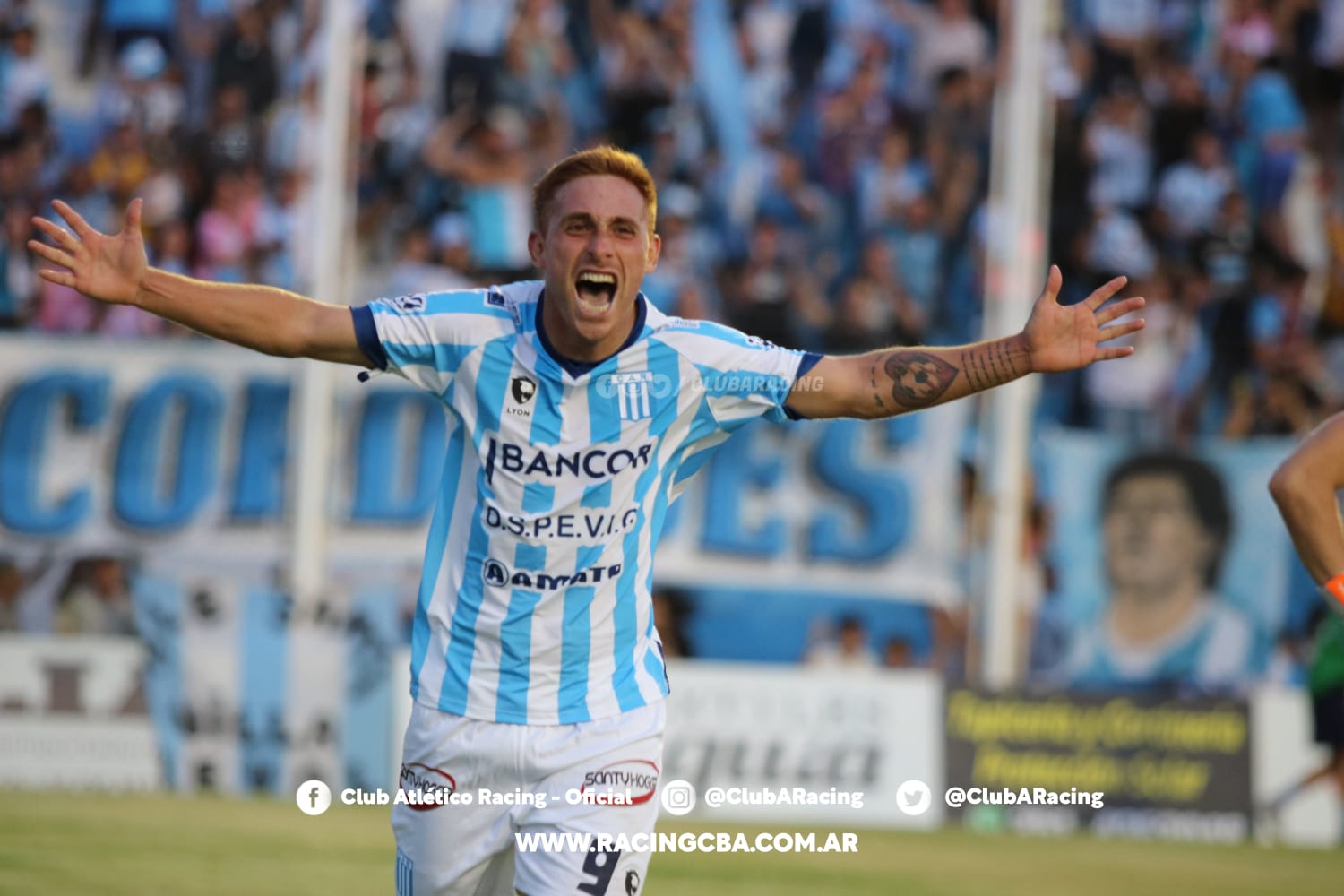 Villa Mitre de Bahía Blanca y Racing de Córdoba avanzaron hoy a la final del torneo Federal A de fútbol, al eliminar a Olimpo de Bahía Blanca y Sarmiento de Resistencia, respectivamente, en sendos partidos por las semifinales del certamen reducido que otorgará el único ascenso a la Primera Nacional.