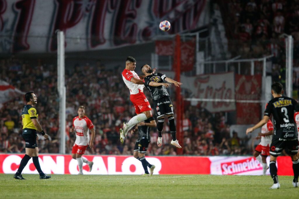 Instituto de Córdoba logró esta noche el ascenso a Primera División tras empatar 1 a 1 ante Estudiantes, en la final de vuelta del Reducido