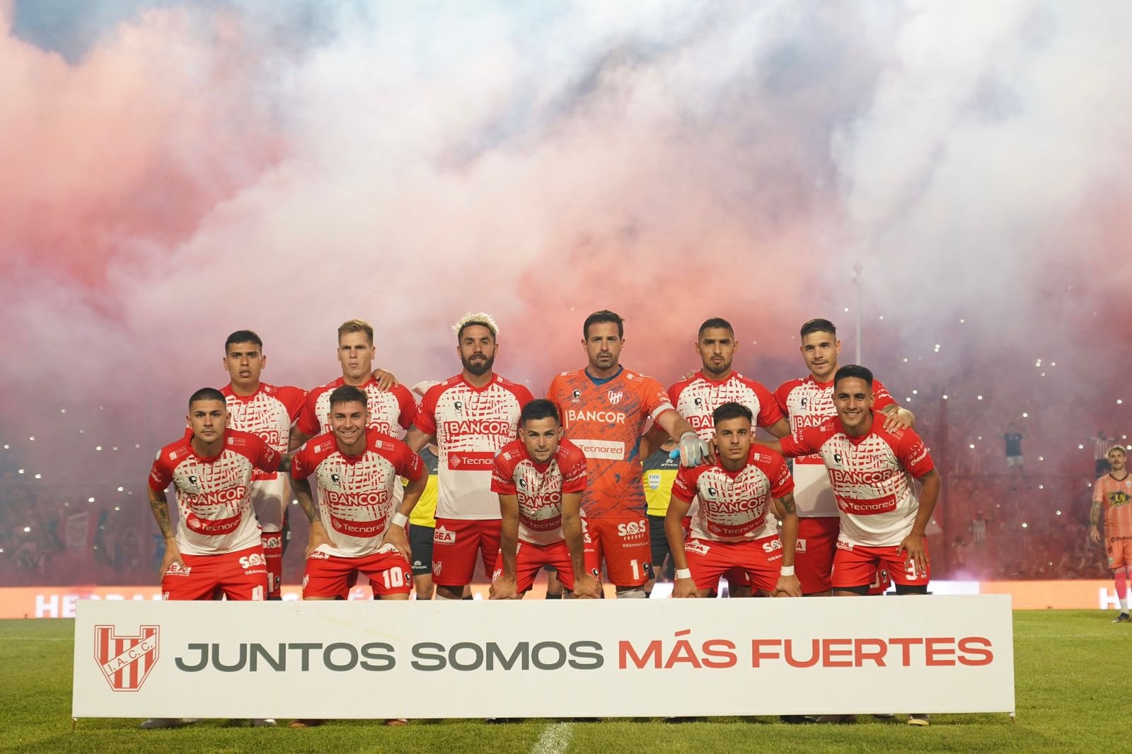 Instituto de Córdoba logró esta noche el ascenso a Primera División tras empatar 1 a 1 ante Estudiantes de Caseros, en la final de vuelta del torneo Reducido de la Primera Nacional, y beneficiarse con la ventaja deportiva tras el 0-0 de la ida.
