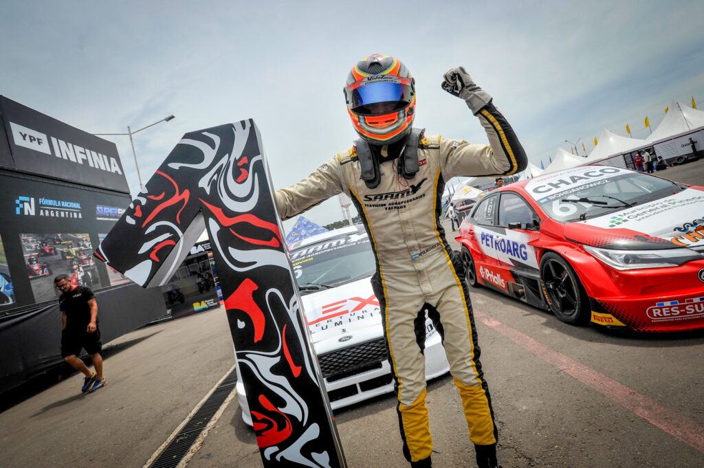 Agustin Canapino, con Chevrolet Cruze, marcó hoy la pole en el TC2000, después de la ausencia de su equipo en la última competencia en el Oscar Cabalén por temas gremiales, de cara a la última fecha del calendario de la especialidad, que se disputará mañana en el autódromo entrerriano de Concepción del Uruguay.