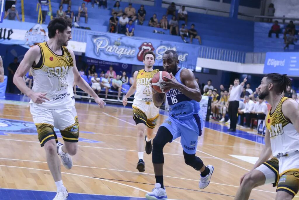 Regatas superó a Comunicaciones, por 95 a 91, en el clásico correntino jugado anoche en su estadio José Jorge Conte,