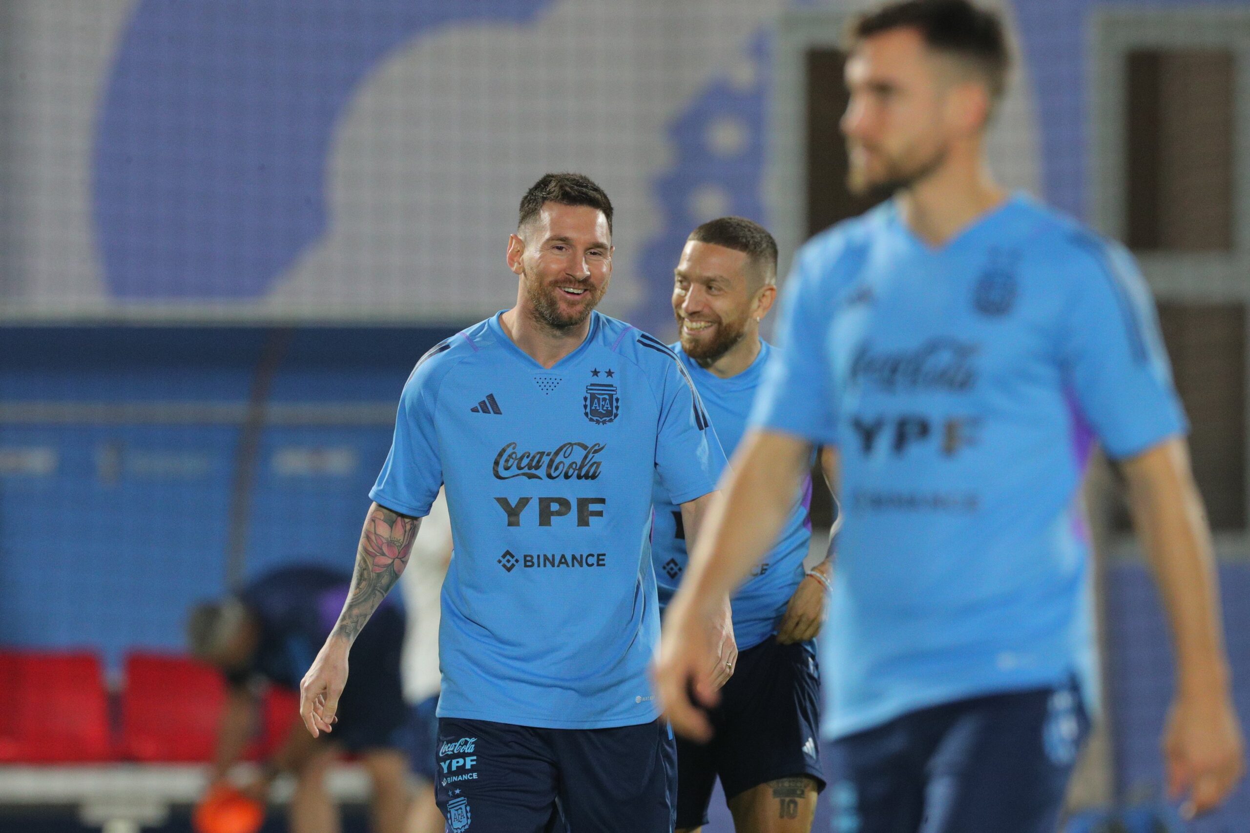 El entrenador del seleccionado argentino, Lionel Scaloni, tendrá hoy la última práctica y define el equipo que enfrentará este martes a Arabia Saudita en el debut en el Mundial de Qatar.