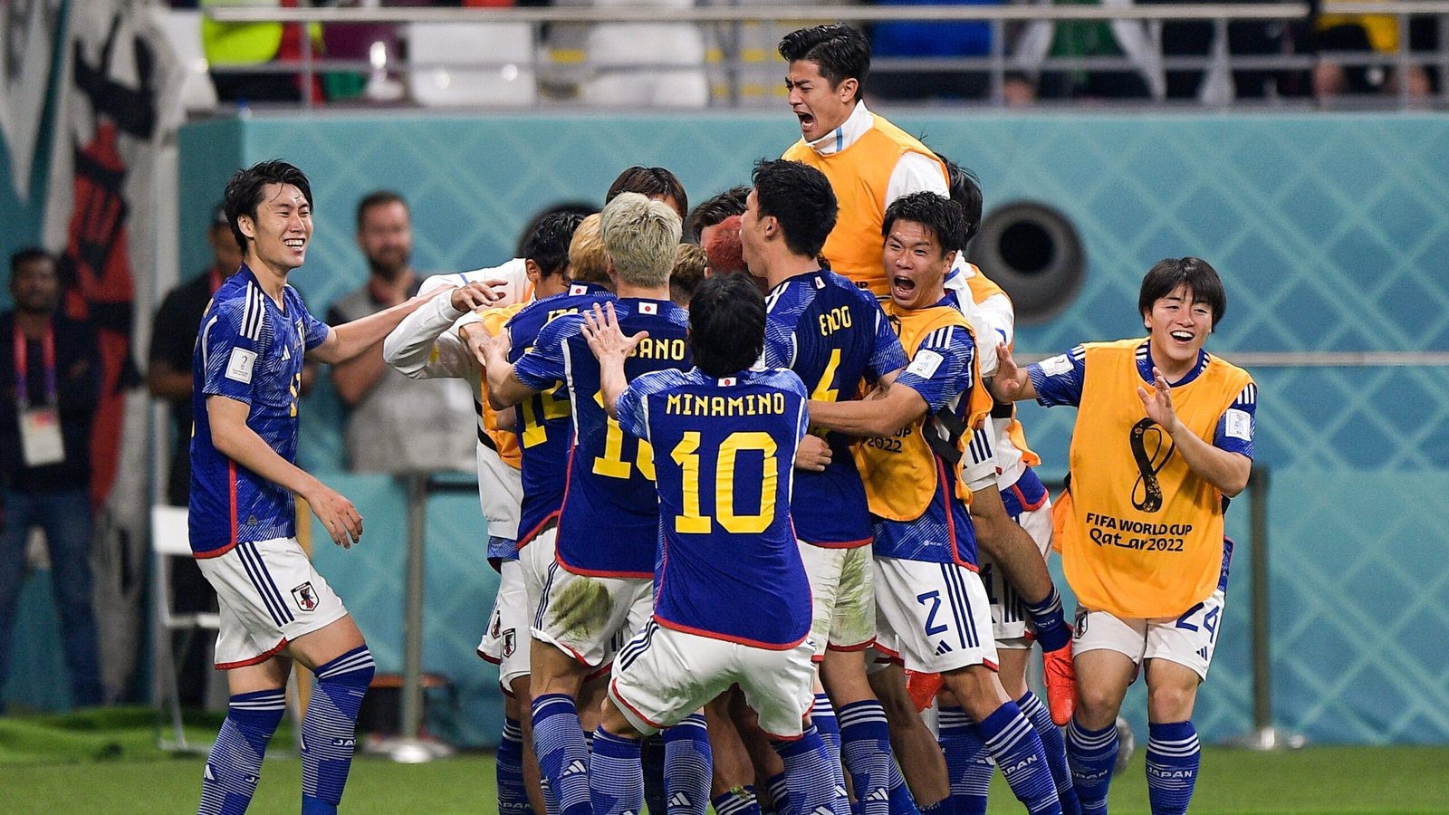 El seleccionado de Japón dio la sorpresa hoy al vencer por 2-1 a Alemania, tras ir en desventaja por 1-0 en la primera etapa, en un partido válido por la primera fecha del Grupo E