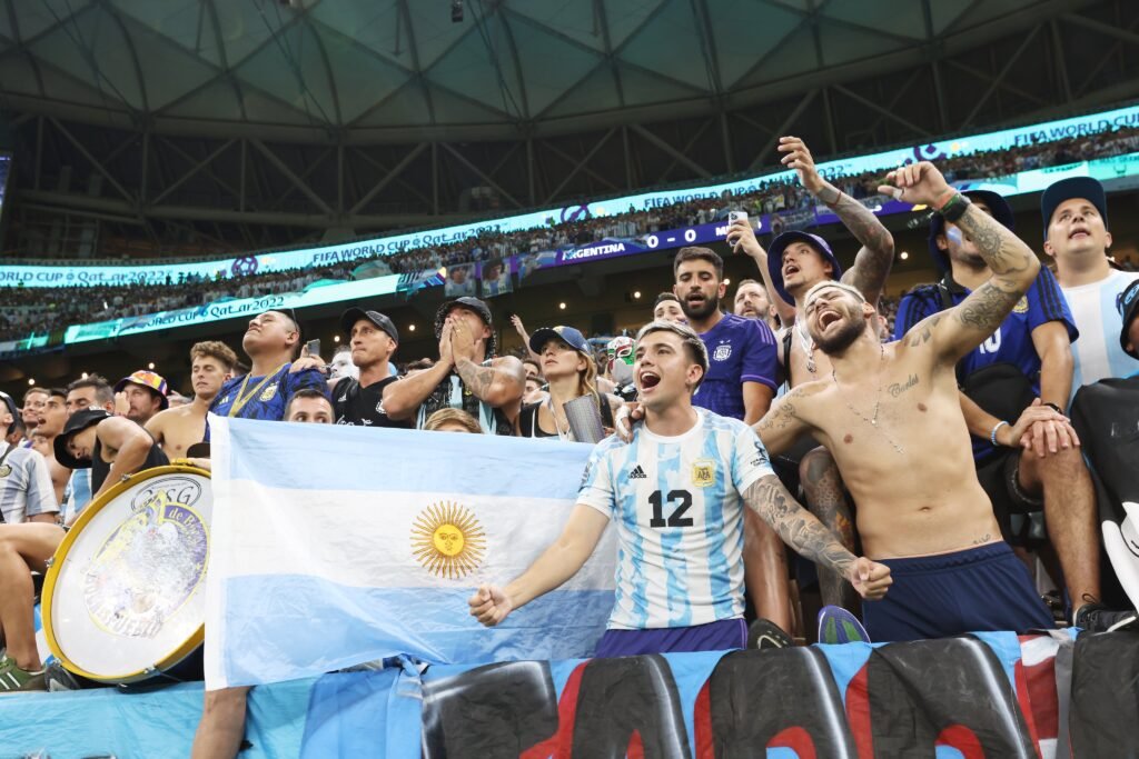 Argentina, de la angustia a la euforia, venció este sábado a México por 2 a 0 en la segunda fecha del Grupo C y encaminó su clasificación