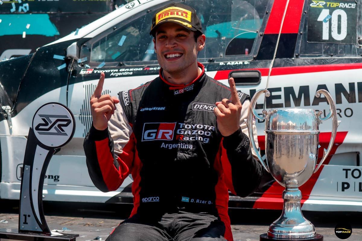 El delvisense Diego Azar, con Toyota Corolla, se convirtió hoy en el bicampeón del Top Race V6, tras salir segundo en la última fecha