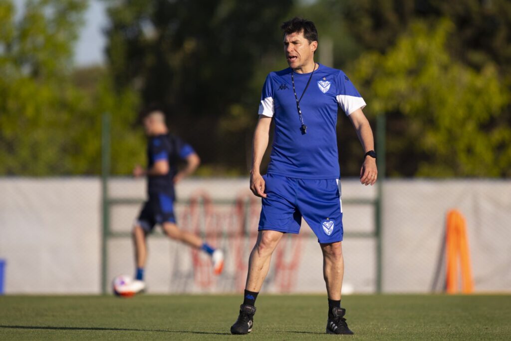 El plantel de Vélez Sarsfield regresó hoy a las prácticas en el predio de la Villa Olímpica de Parque Leloir, con miras a la reanudación