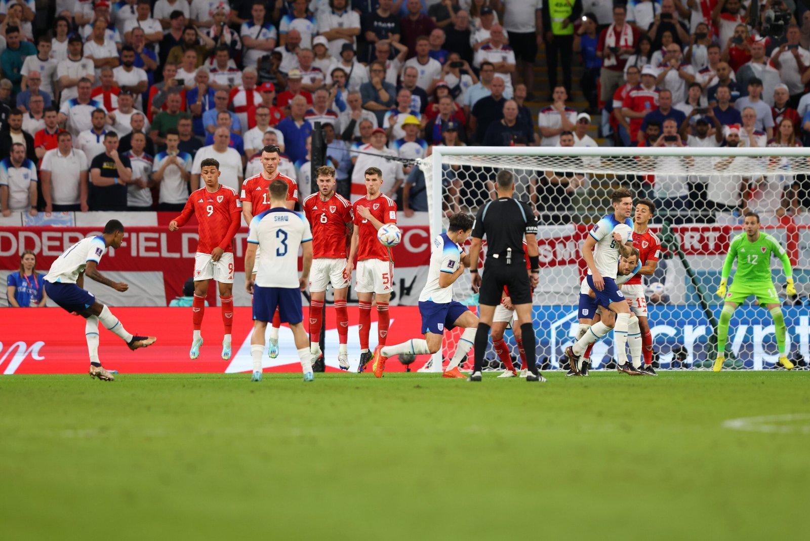 Inglaterra goleó hoy a Gales por 3 a 0, en el partido válido por la tercera y última fecha del grupo B, y se clasificó sin sobresaltos a los octavos de final del Mundial de Qatar 2022.