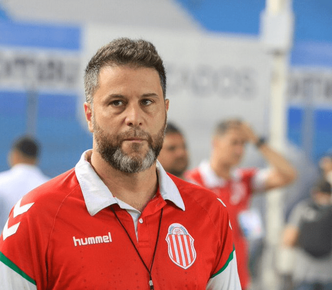 Ya como entrenador comenzó en Deportivo Riestra en la temporada 2007-2008 donde lo clasificó a la etapa del reducido, luego estuvo en Argentino de Merlo en 2008 y Dock Sud en 2009. En el "Doque" tuvo un paso en la temporada 2009/2010, trajo a la base del cuadro campeón pero el trabajo de relator lo absorbió. Posteriormente fue técnico de Argentino de Merlo en 2010 y de Liniers en 2011. Sus mejores momentos fueron en Argentino de Merlo y Riestra, donde dejó al equipo en los primeros puestos. Ocupó un cargo de ayudante en Defensa y Justicia en 2015. Desde fines de noviembre de 2017 estuvo al mando de Real Pilar, donde cumplió el objetivo de salvarse de la desafiliación tras empatar 1 a 1 frente a Lugano. El 23 de septiembre de 2019 asumió como DT de Nueva Chicago de la Primera Nacional. En 2021 dirigió a Barracas Central en la Primera Nacional, y consiguió el ascenso a la Primera División al ganarle a Quilmes la final del Reducido, en definición por penales. Sin embargo, el 21 de febrero de 2022, en el transcurso de la temporada 2022, decidió renunciar al cargo tras un 2 a 0 en contra ante Tigre, encadenando, de esa forma, tres derrotas en tres partidos. No obstante, en agosto del mismo año, regresó al club para dirigir al primer equipo, esta vez en dupla con Alejandro Milano. A falta de 5 fechas para la finalización del torneo logró salvar al equipo del descenso. Terminó en el puesto 17 con 34 unidades.