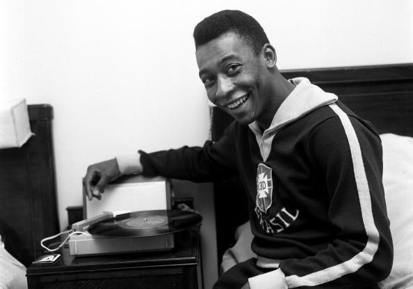 El astro brasileño Pelé, uno de los mejores futbolistas de la historia, murió hoy a los 82 años en San Pablo, confirmó su hija mayor, Kely Nascimento