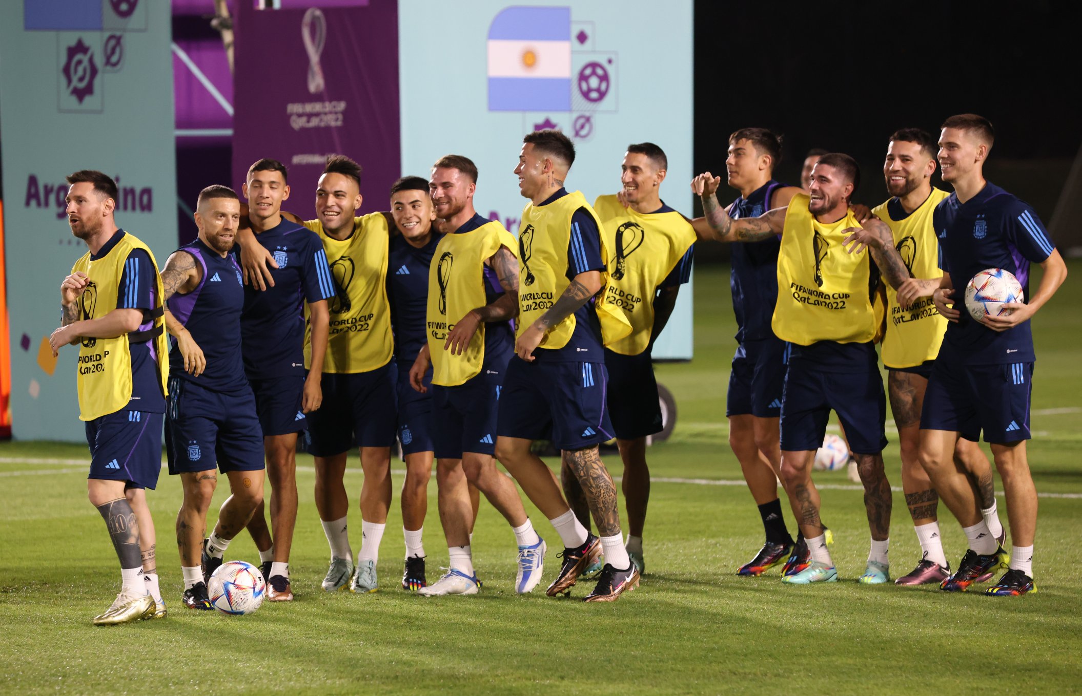 Argentina entrenará hoy de cara al partido del sábado contra Australia por los octavos de final del Mundial de Qatar con el foco puesto