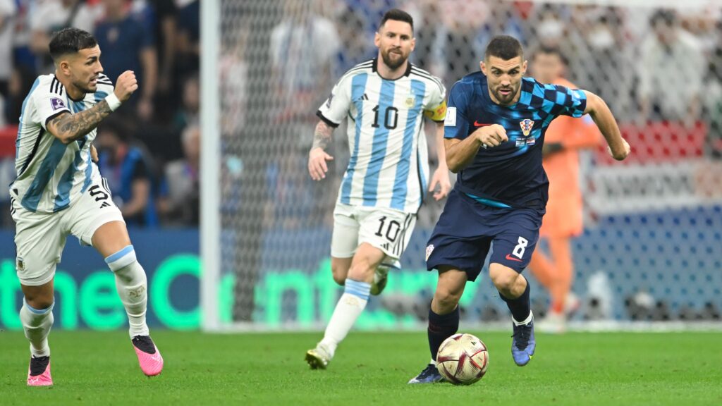  Zlatko Dalic, se rindió hoy a los pies de Lionel Messi luego de la goleada argentina, por 3 a 0, en la semifinal del Mundial de Qatar 2022