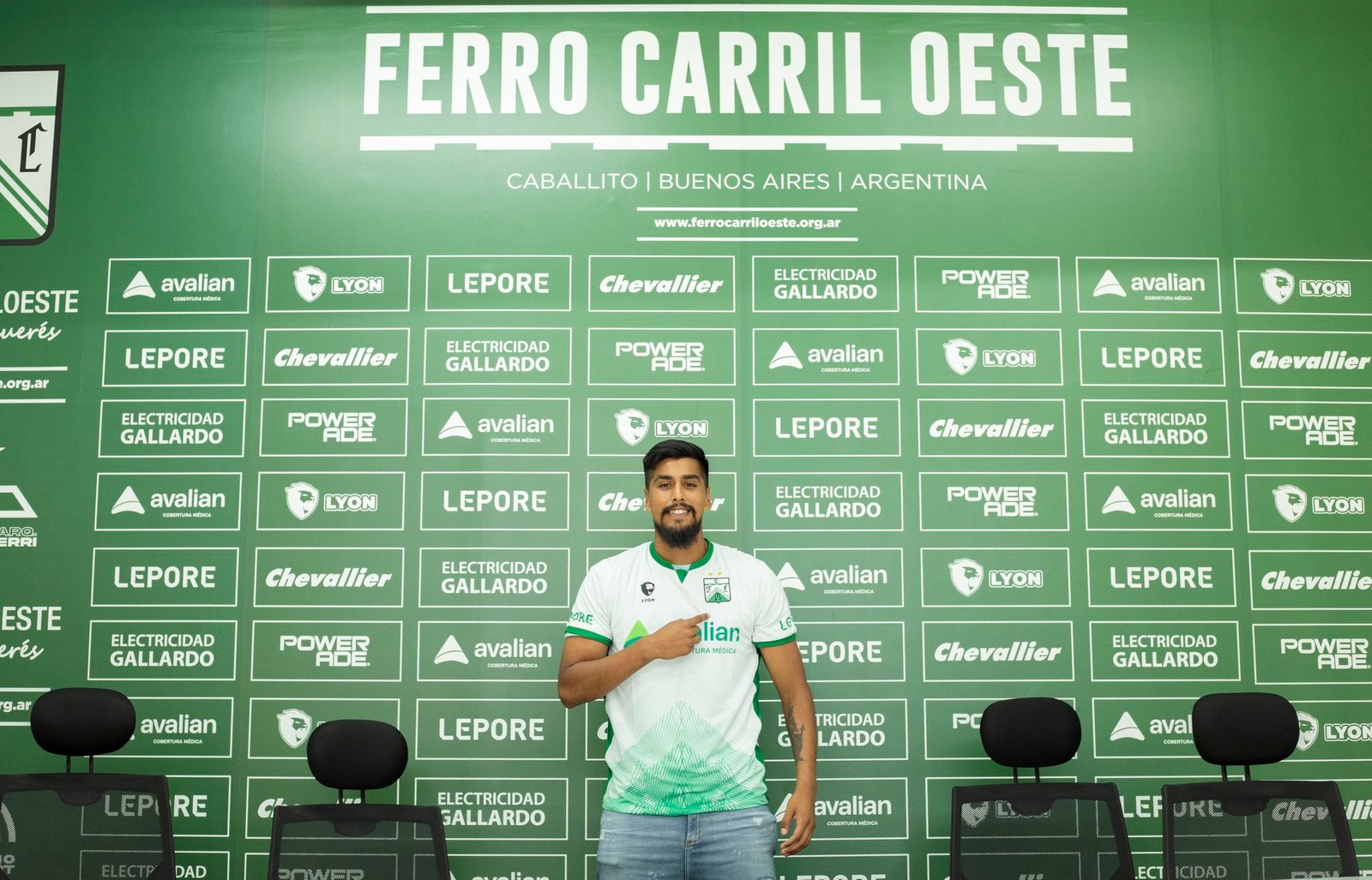 Ferro Carril Oeste realizo prueba de jugadores en el Club Social