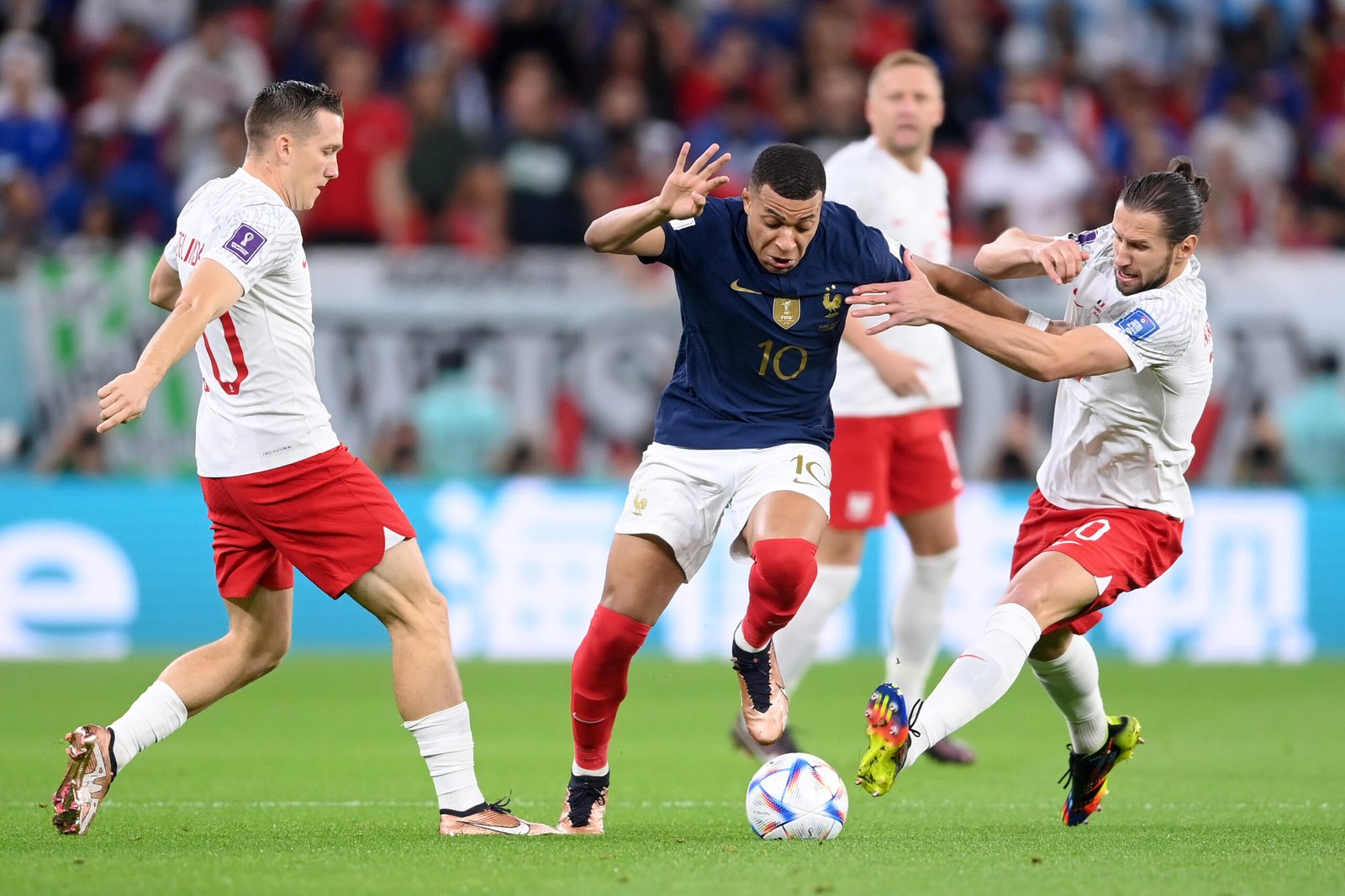 El seleccionado de Francia superó hoy a Polonia por 3-1, con un gol histórico de Olivier Giroud, y un doblete de Kylian Mbapppé, el máximo artillero del Mundial de Qatar 2022 con cinco, y avanzó a los cuartos de final.
