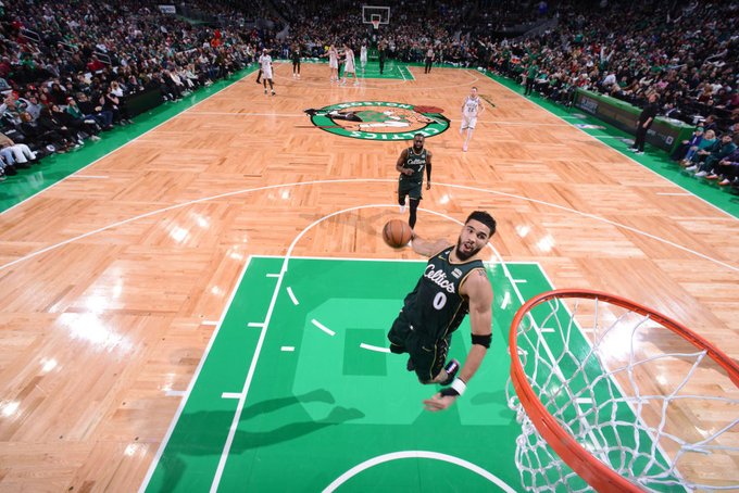 Jayson Tatum anotó 20 de sus 41 puntos en el tercer periodo y Jaylen Brown demolió con sus tiros —y a Giannis Antetokounmpo— en el cuarto periodo para ayudar a los Celtics de Boston el domingo a superar por 139-118 a los Bucks de Milwaukee en un duelo entre los dos mejores equipos de la NBA