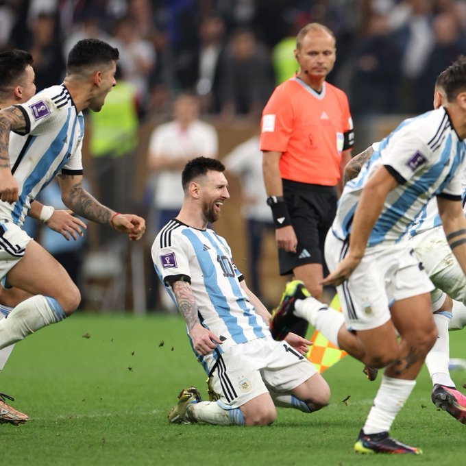 Lionel Messi celebró hoy la tan ansiada obtención de la Copa del Mundo en Qatar, luego del triunfo por penales ante Francia por 4 a 2
