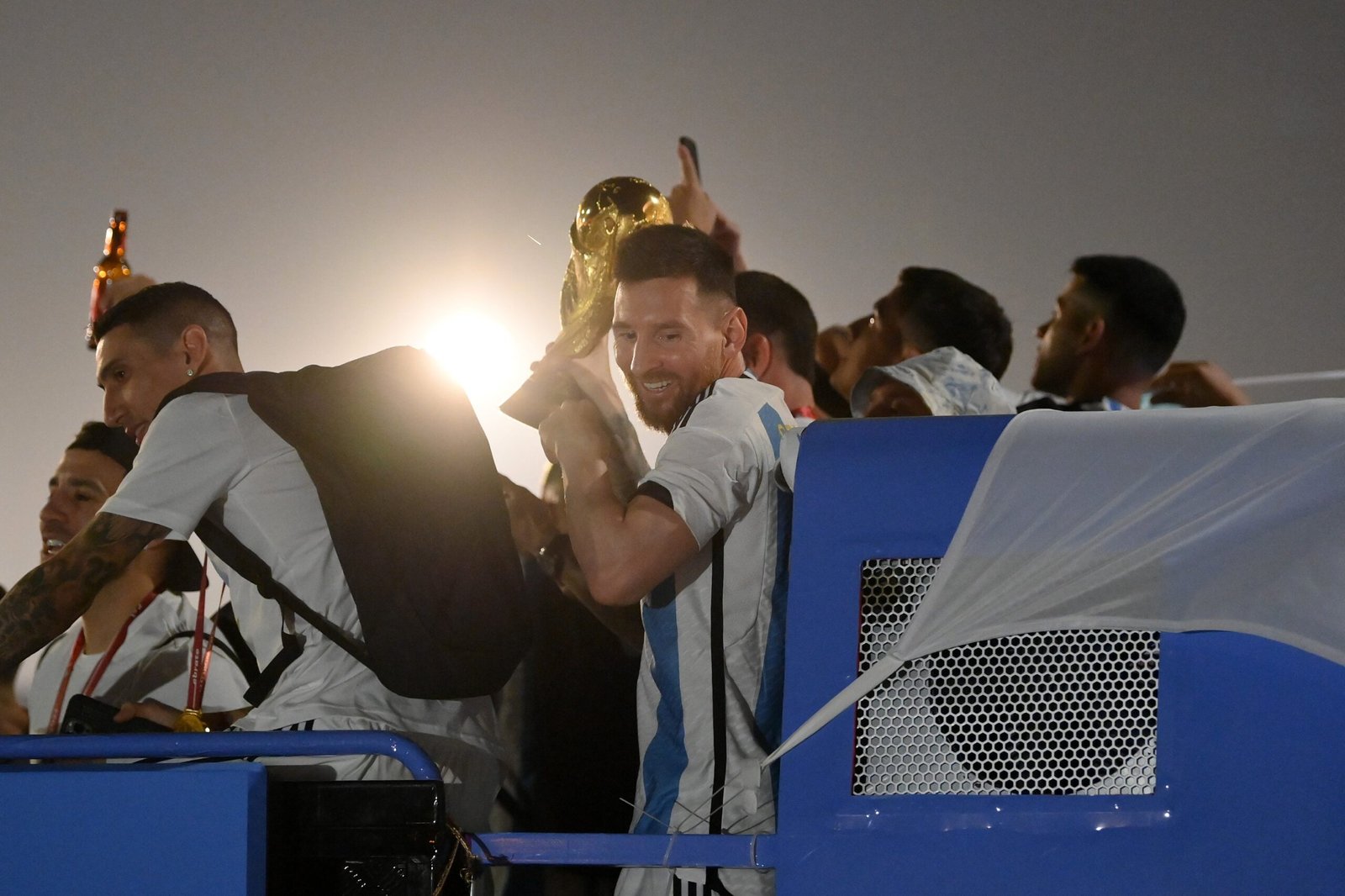 La selección nacional de fútbol campeona del mundo llegará esta tarde al aeropuerto de Ezeiza en un vuelo de Aerolíneas Argentinas