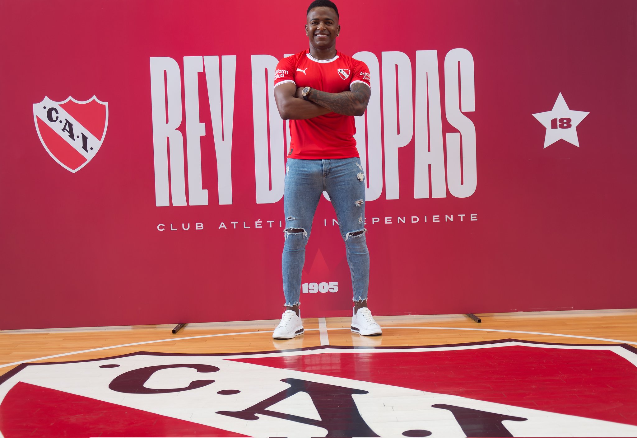 El delantero colombiano Mauricio Cuero, quien la semana pasada rescindió su contrato con Banfield, se transformó en el segundo refuerzo de Independiente al firmar hoy su vínculo con la institución de Avellaneda.