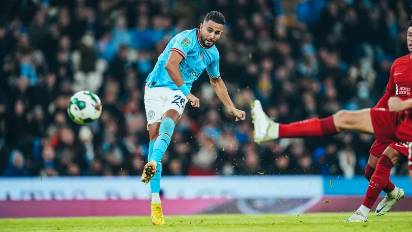 Manchester City, aún sin el argentino campeón del mundo Julián Álvarez, venció hoy como local a Liverpool, vigente campeón, por 3 a 2 y pasó de ronda en la Copa de la Liga de Inglaterra, en el partido que cerró la fase de octavos del certamen.