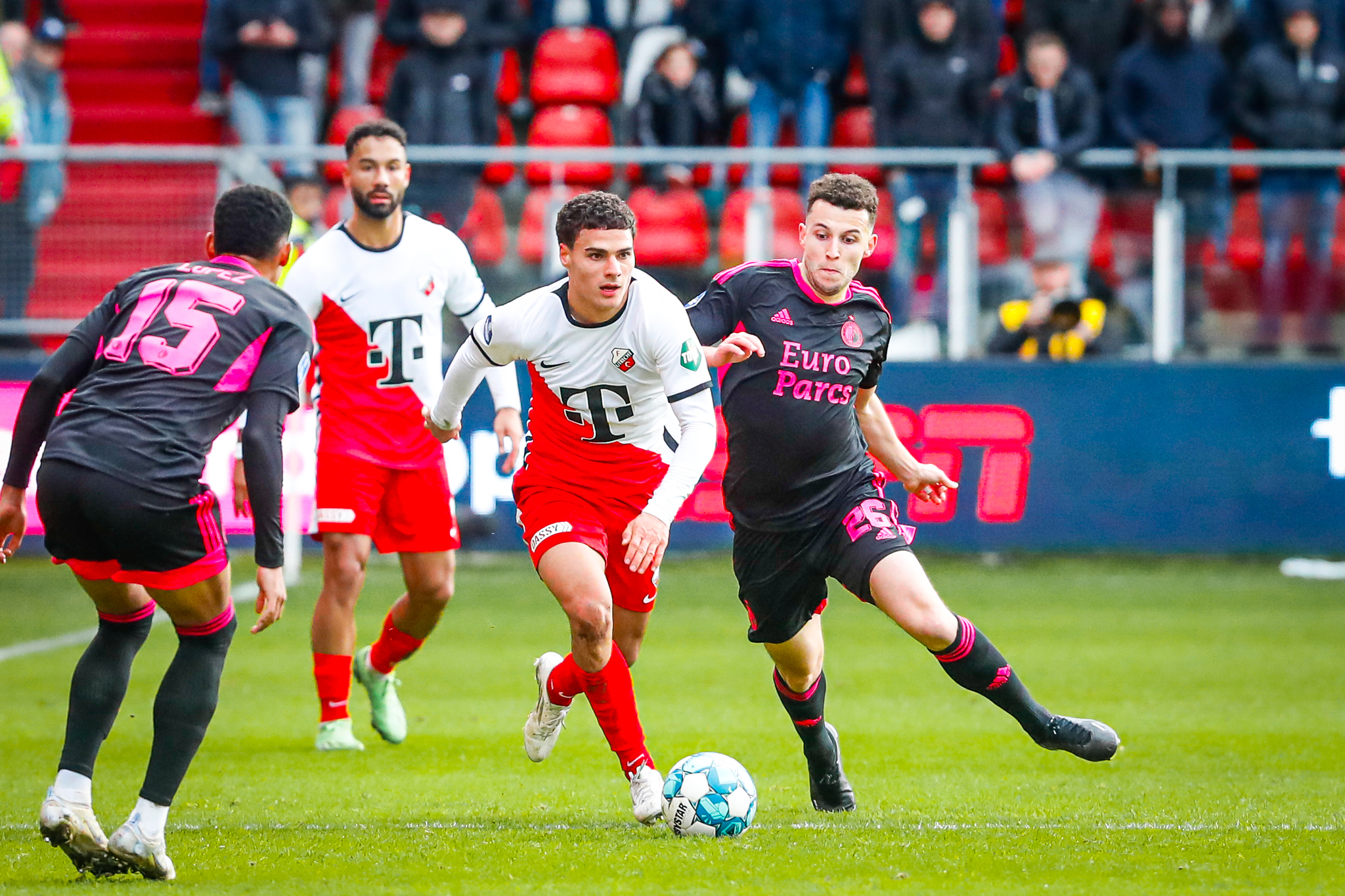 Feyenoord, que contó en el complemento con el volante mendocino Ezequiel Bullaude, ex Godoy Cruz, se sostuvo en la cima de las posiciones de la liga Eredivisie,