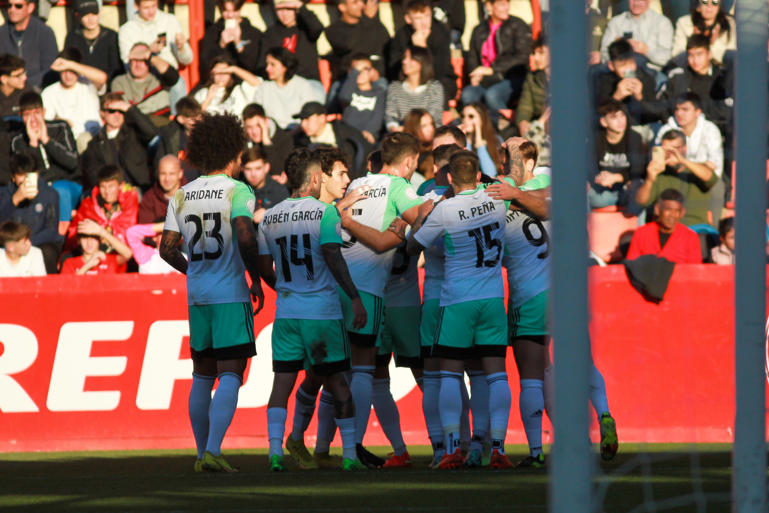 En la ciudad de Tarragona, Osasuna, con el rosarino Ezequiel "Chimy" Ávila como titular, consiguió el pase de fase al vencer por 2 a 1 al local Gimnastic, de la tercera división, donde en el segundo tiempo ingresó Maurizio Pochettino, hijo del argentino exentrenador de Tottenham Hotspur y Paris Saint Germain.