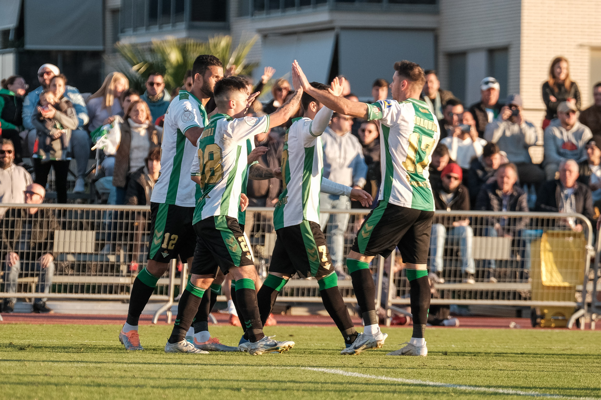 Primera parte que arrancaba con empuje local que era capaz de domar el Betis a los pocos minutos. Comenzaba a dominar el equipo verdiblanco y tenía dos buenas opciones en botas de Canales y Rodr