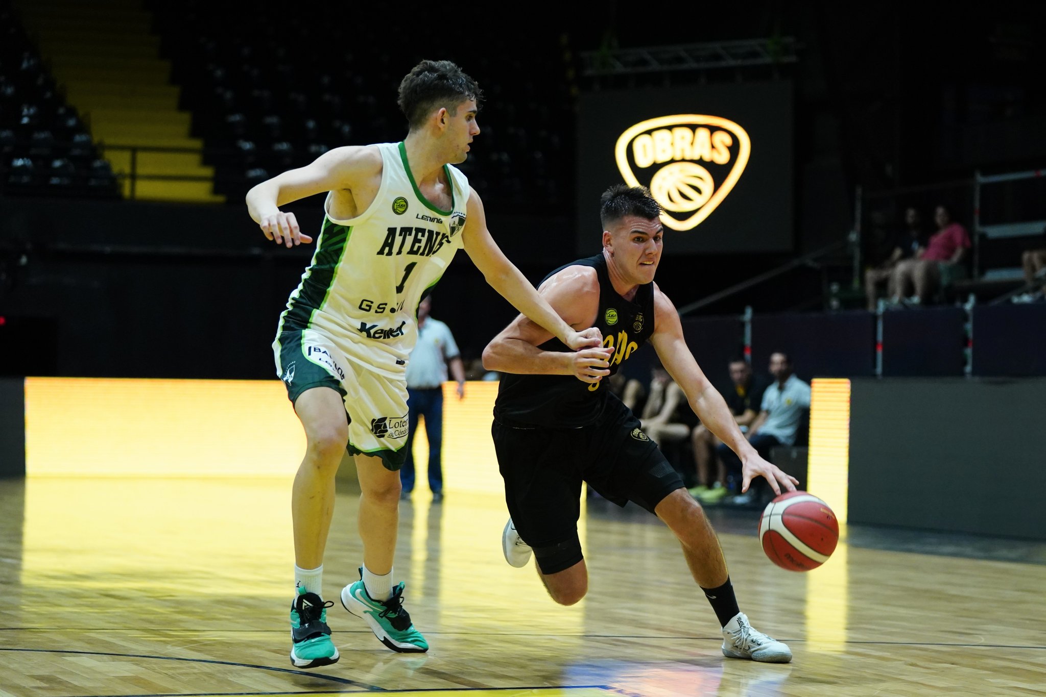 Obras Basket venció esta noche como local a Atenas, de Córdoba, el más ganador de la historia de la Liga Nacional de Básquetbol (LNB)