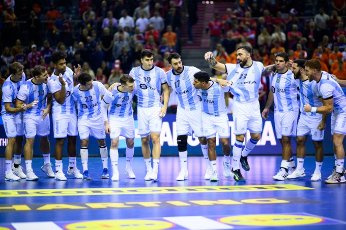 El seleccionado argentino masculino de handball, Los Gladiadores, venció hoy a su par de Macedonia del Norte por 35 a 26 y llego a segunda