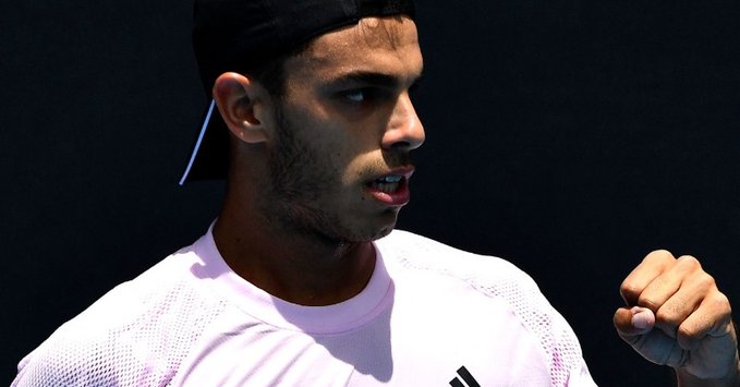 El argentino Francisco Cerúndolo (30º en el escalafón mundial de la ATP) avanzó hoy a la segunda ronda del Abierto de tenis de Australia tras vencer al francés Corentin Moutet (51) por 3-6, 6-4, 6-2 y 7-5.
