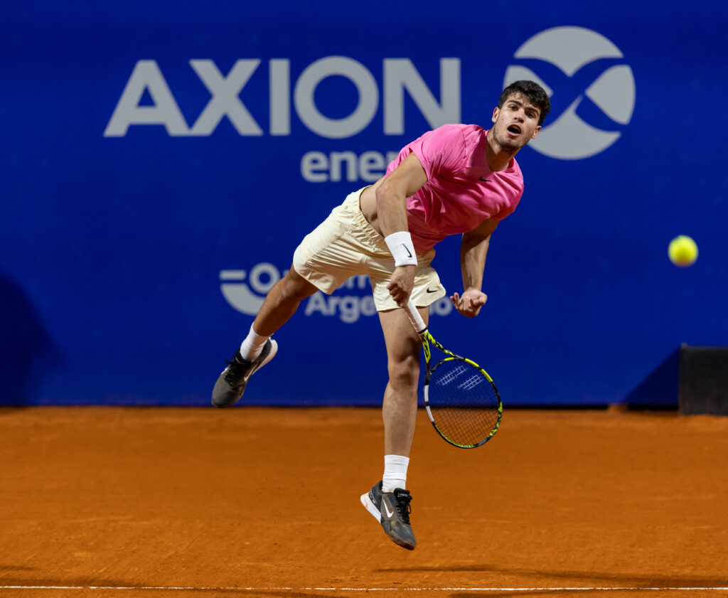 Carlos Alcaraz, máximo favorito al título, avanzó hoy a los cuartos de final del Argentina Open tras imponerse en un partido con algunos altibajos