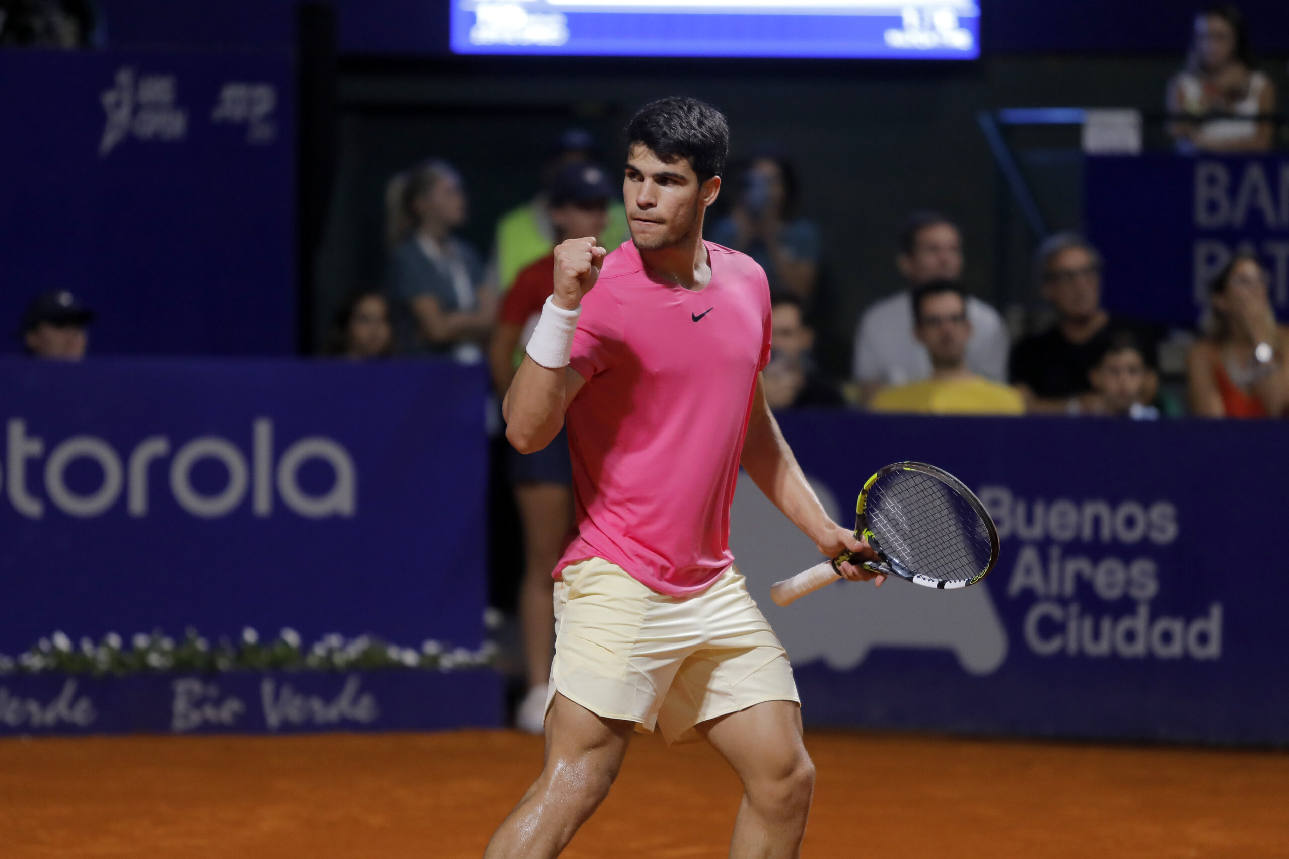 Carlos Alcaraz, máximo favorito al título, avanzó hoy a los cuartos de final del Argentina Open en un partido con algunos altibajos