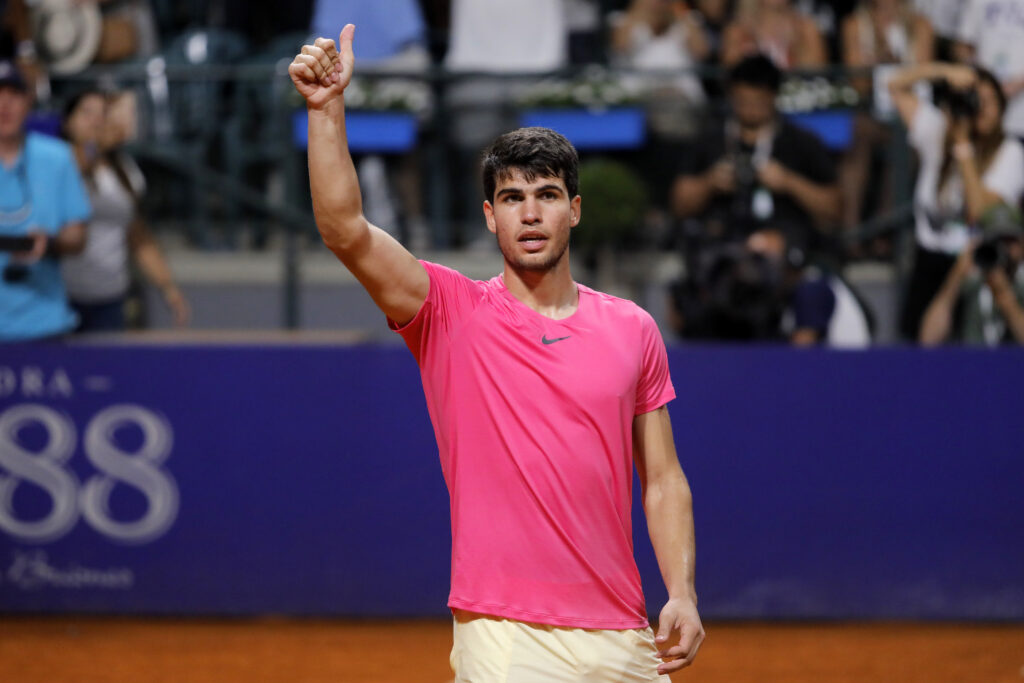 Carlos Alcaraz, máximo favorito al título, avanzó hoy a los cuartos de final del Argentina Open tras imponerse en un partido con algunos altibajos