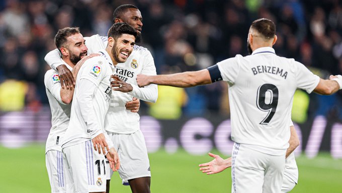 Real Madrid derrotó hoy a Valencia por 2 a 0, como local, y se acercó al líder Barcelona, en el torneo de la Liga de España, tras jugar en partido pendiente correspondiente a la 17ra. fecha del certamen, que se reprogramó por la Supercopa de España.