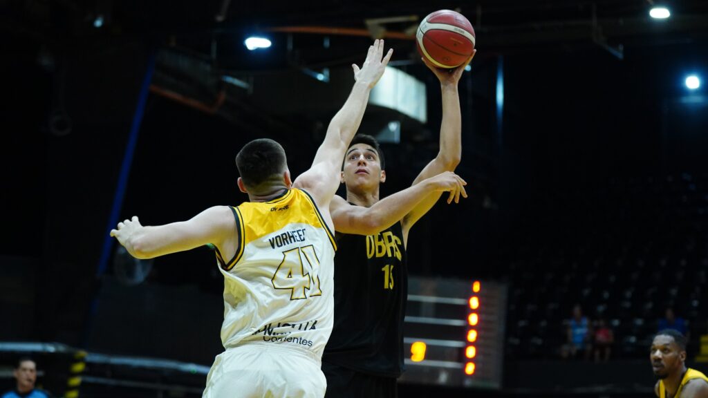 Obras Basket (17-6) superó esta noche a Comunicaciones de Mercedes (7-17) por 95-85 en la continuidad de la Liga Nacional de Básquetbol