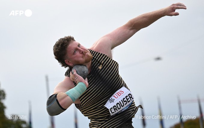 Ryan Crouser, doble campeón olímpico de lanzamiento de bala masculino superó hoy su propio récord mundial al fijar 23,38 metros