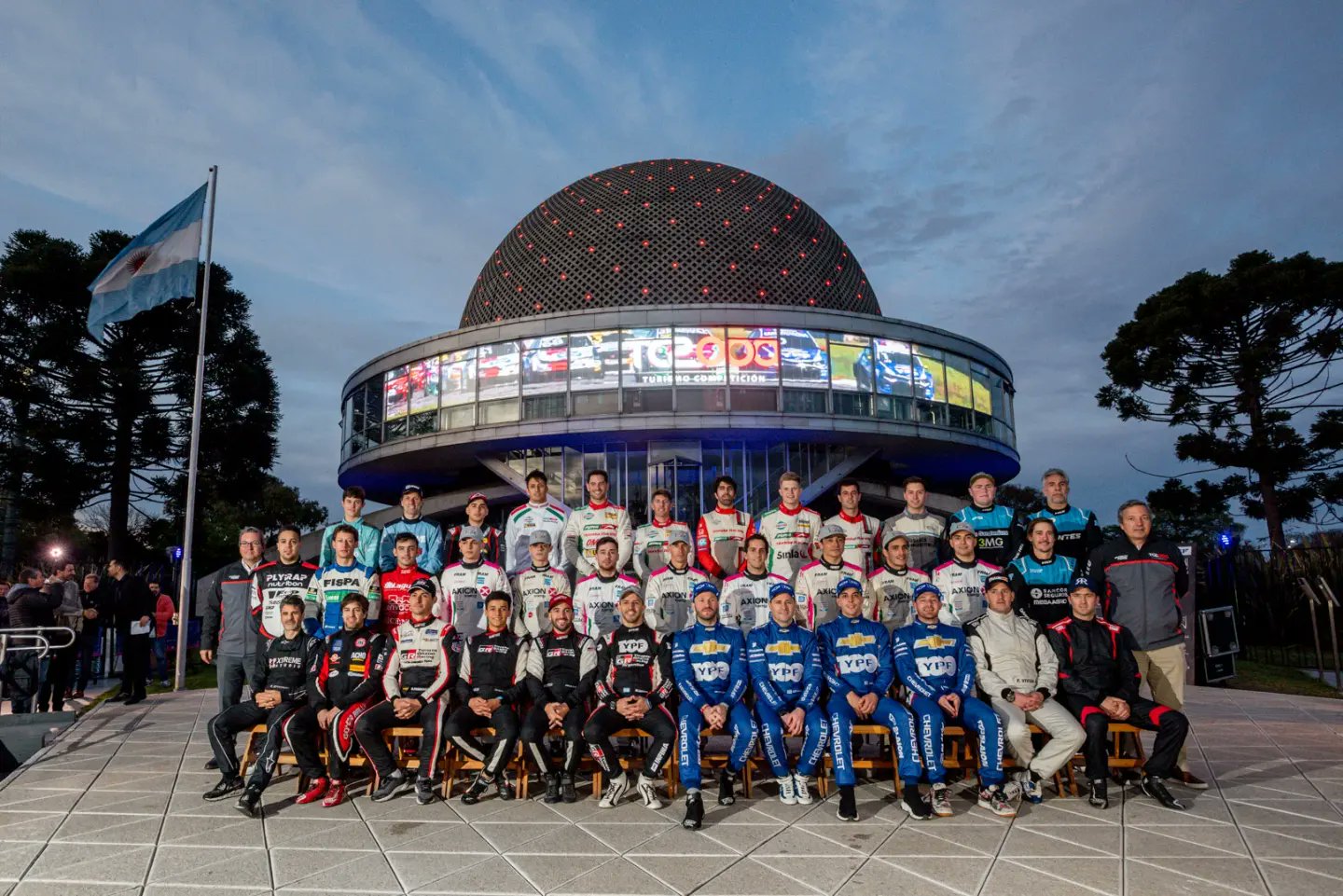 La categoría automovilística del TC2000 iniciará mañana la actividad con miras a la fecha inaugural del campeonato de la división, cuya final se disputará este domingo en el autódromo Oscar y Juan Gálvez de la ciudad de Buenos Aires.