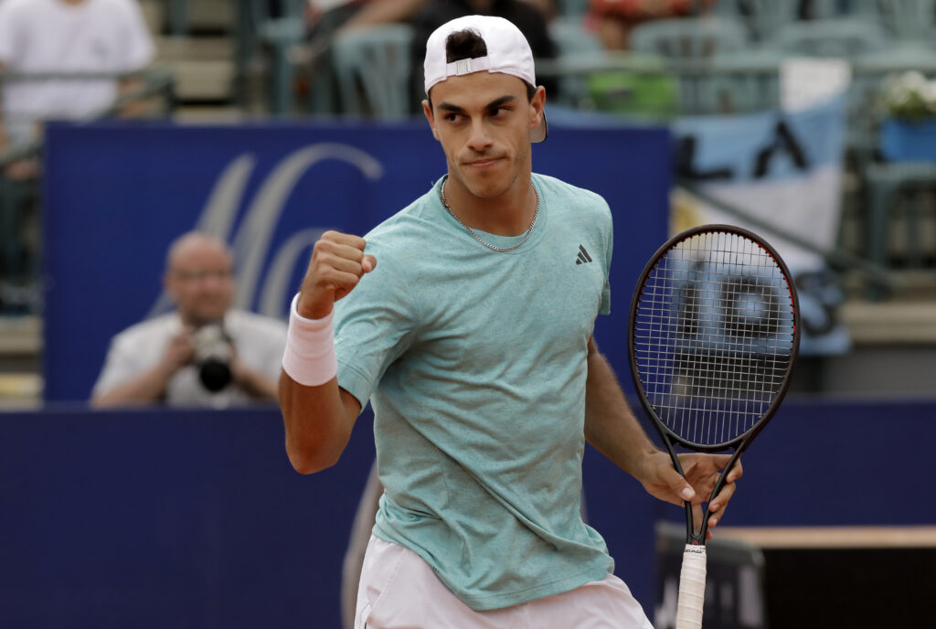 Francisco Cerúndolo, el actual número uno del tenis nacional, jugó en altísimo nivel y se instaló en los cuartos de final del Argentina Open