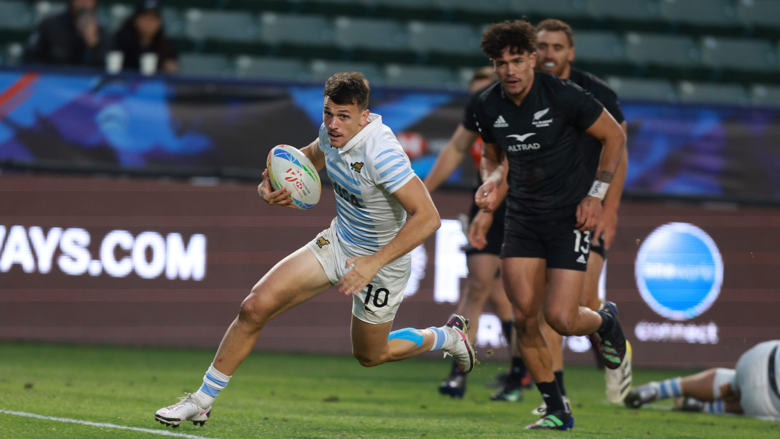 El seleccionado argentino de rugby seven, Los Pumas '7, se instaló en la final del torneo de Los Angeles, Estados Unidos, sexta etapa del circuito mundial de la disciplina, pero en esa instancia el oro fue para Nueva Zelanda, que lo derrotó por 22-12 en el encuentro decisivo.
