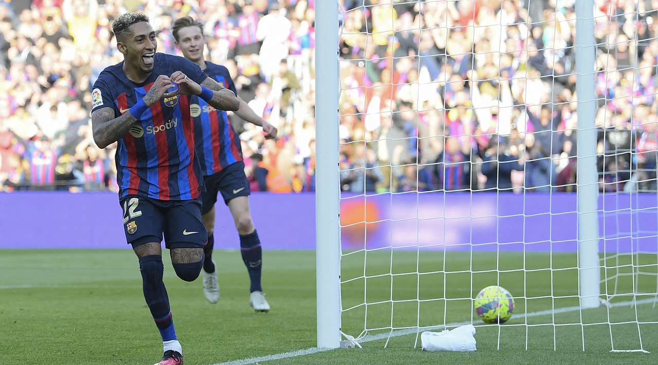 El Barcelona venció por 1-0 al Valencia con un gol de Raphinha a los 15 minutos, a pesar de la expulsión con roja directa de Ronald Araújo a media hora del final por un agarrón a Hugo Duro cuando se iba solo hacia la portería.