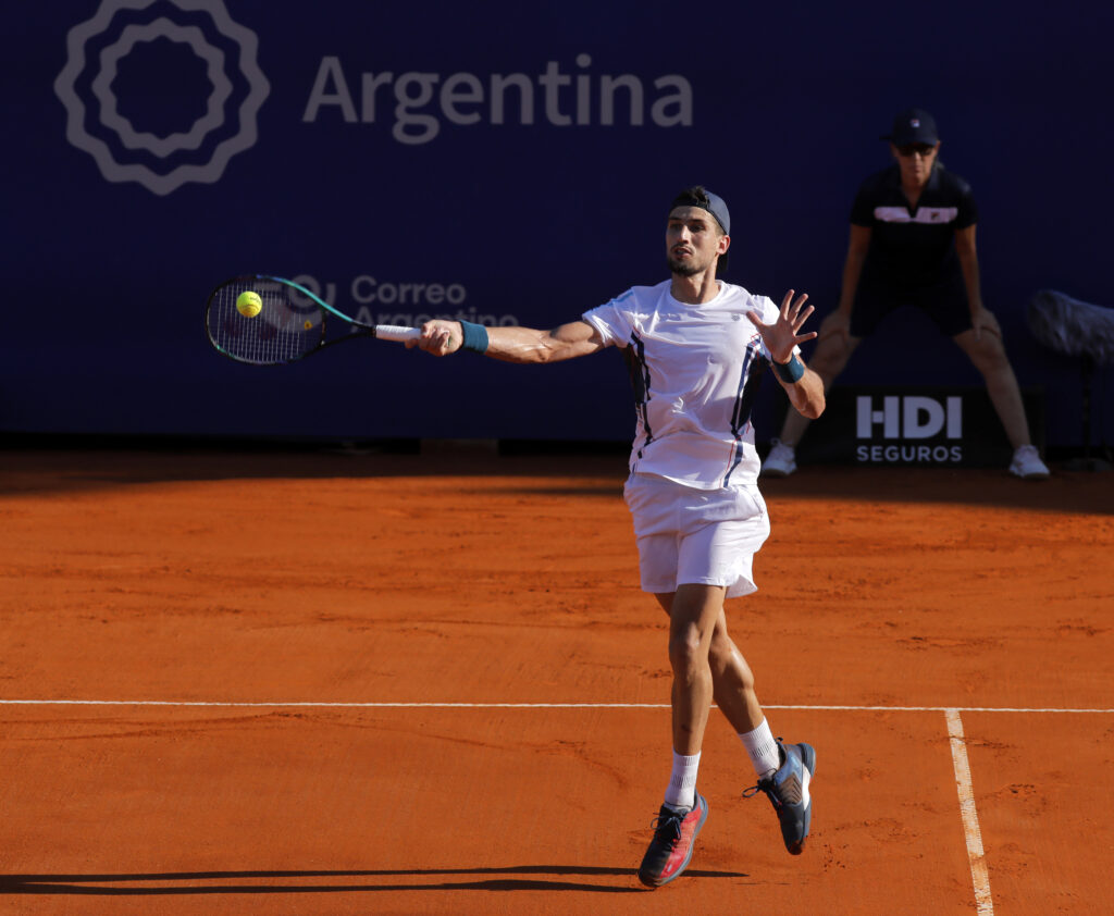 El tenista argentino Pedro Cachín, máximo favorito al título se clasificó hoy para los cuartos de final del Challenger de Girona, en España