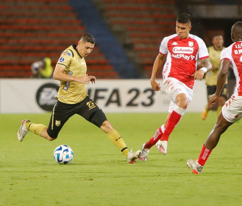 Independiente Santa Fe se clasificó este miércoles a la fase de grupos de la Copa Sudamericana tras vencer al Águilas Doradas por 1-2