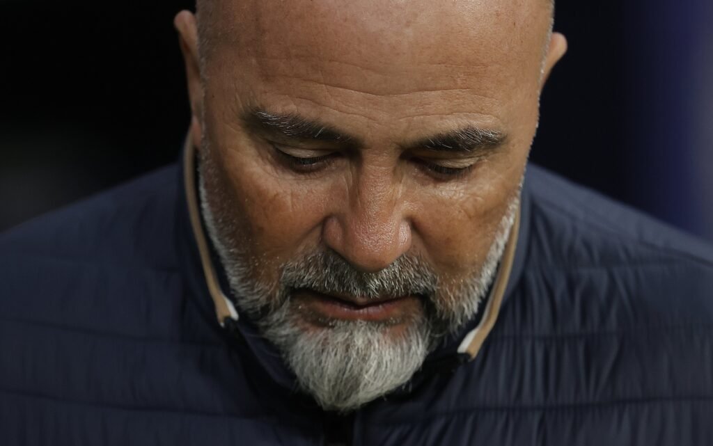 El entrenador argentino del Sevilla, Jorge Sampaoli, está en la cuerda floja a la luz de la mala campaña del equipo andaluz