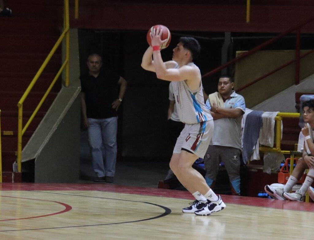 Agónico final en el estadio Alejo Gronda de la capital chaqueña donde Los Infernales le ganaron al Club Atlético Sarmiento por 83-82