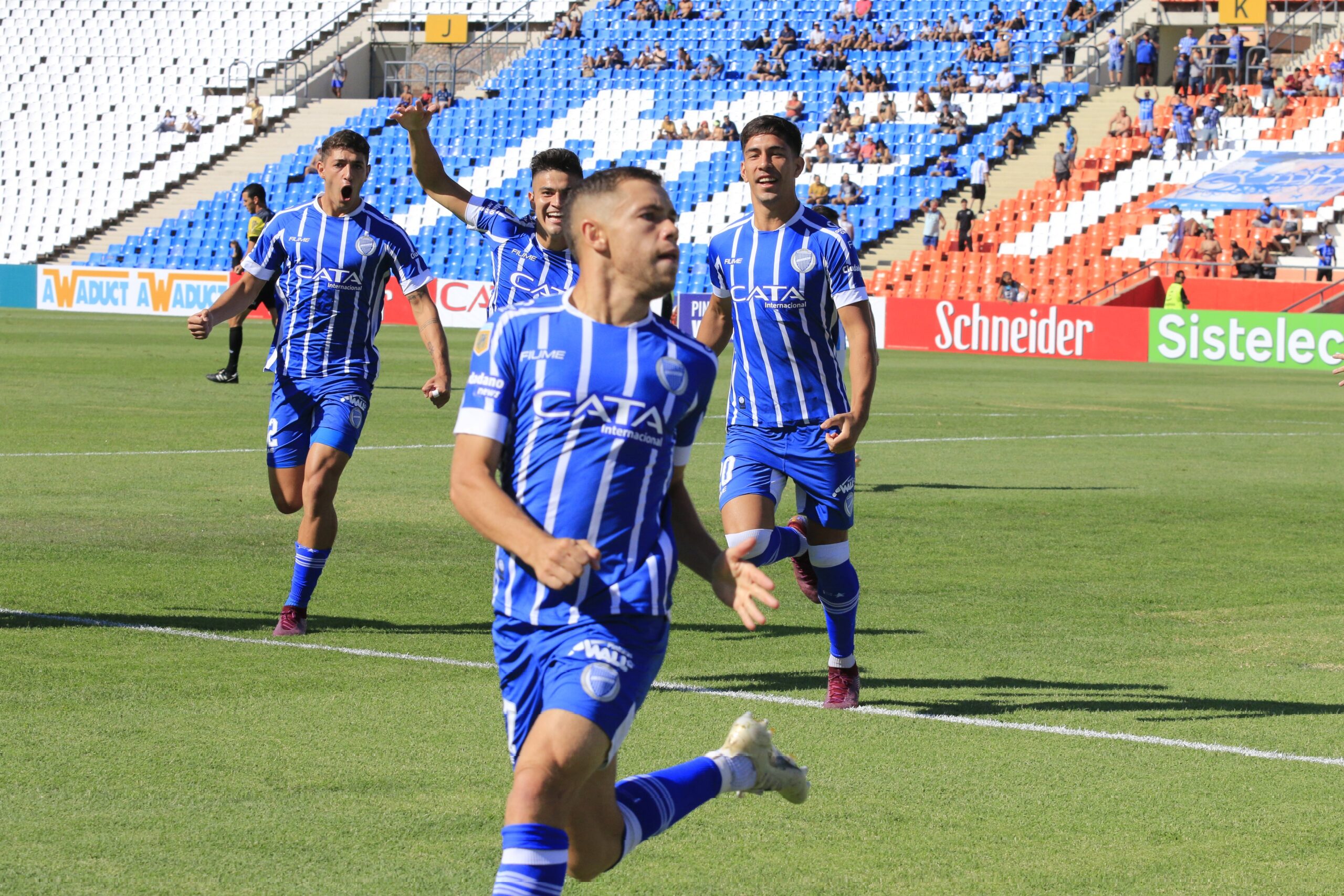 Godoy Cruz se impuso por 2-0 a Racing Club en un encuentro jugado esta tarde en el estadio Malvinas Argentinas y válido por la sexta jornada de la Liga Profesional de Fútbol.