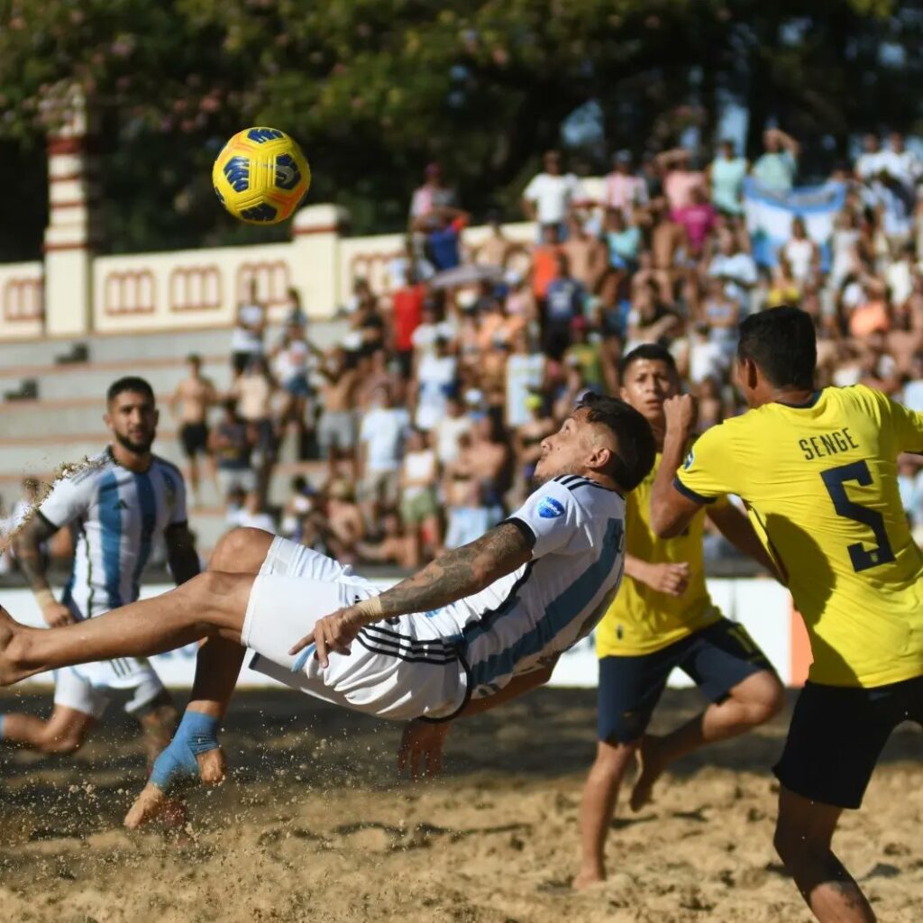 El seleccionado argentino de fútbol playa superó a Ecuador por 5-4, en tiempo extra, en partido de la Copa América de la disciplina