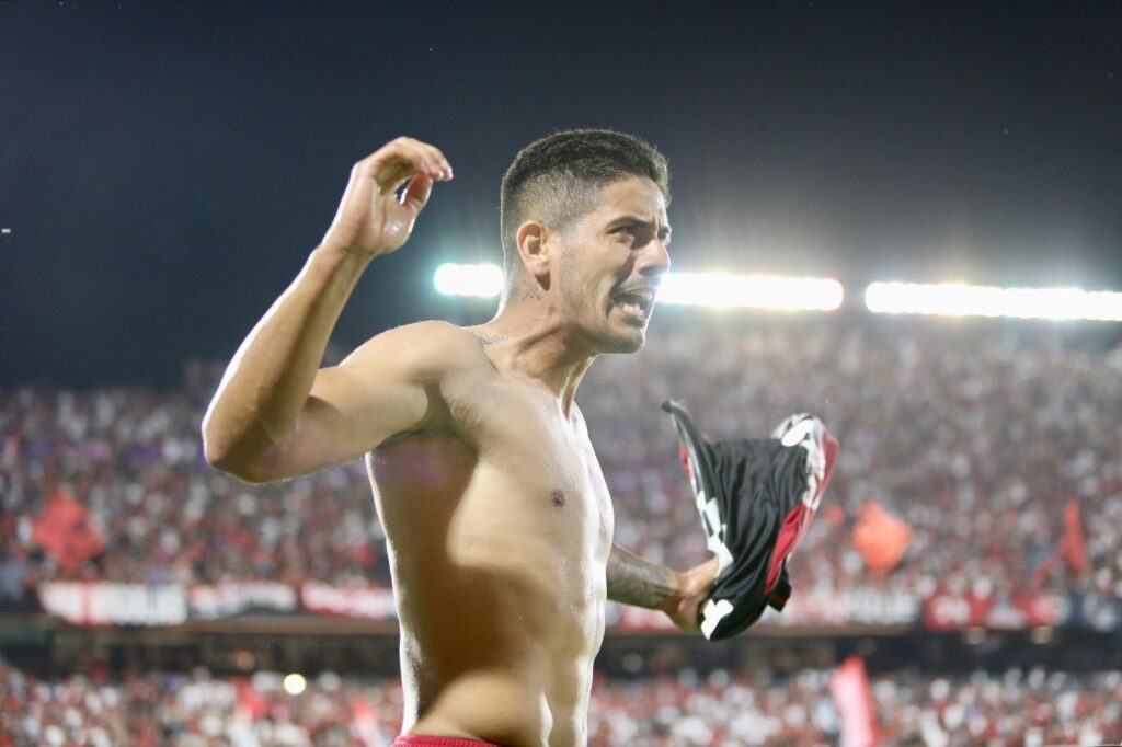 Newell's, que jugó un gran primer tiempo, venció esta noche 1-0 a San Lorenzo, que estaba puntero en el comienzo de la octava fecha de la Liga Profesional, en un partido jugado en el estadio Coloso Bielsa, del Parque Independencia de Rosario.