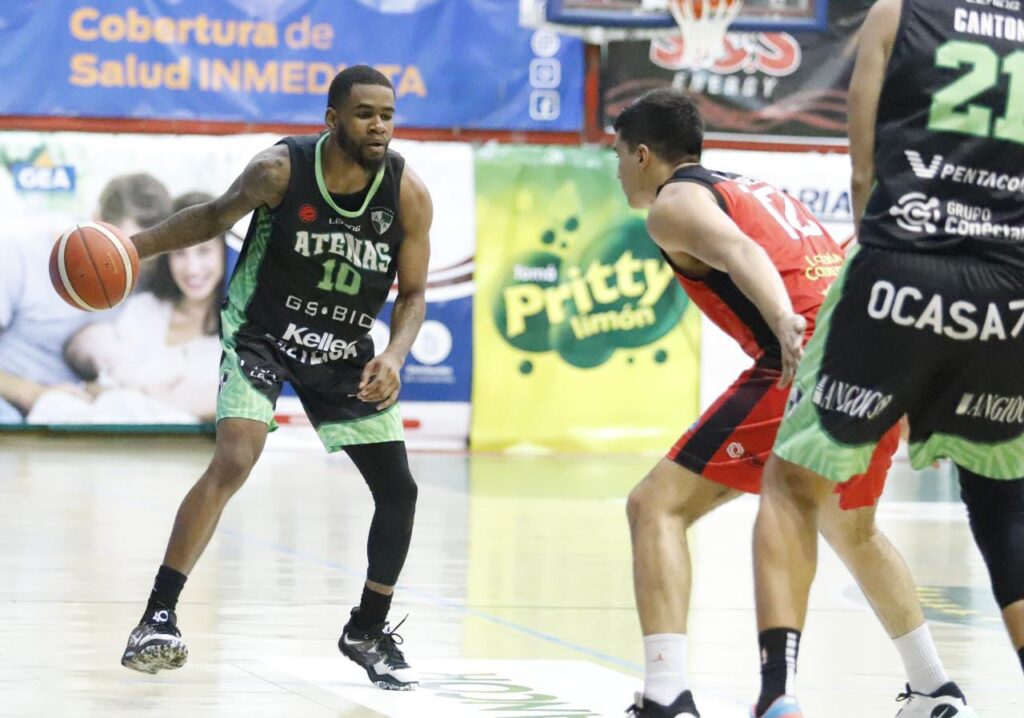 Atenas de Córdoba (3-29), prácticamente condenado a jugar el play off por la permanencia, alcanzó esta noche un agónico triunfo