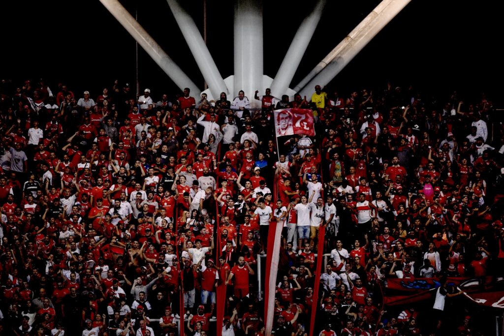 Independiente informó hoy que el lateral Ayrton Costa sufrió un desgarro en el isquiotibial de la pierna izquierda que lo dejará afuera